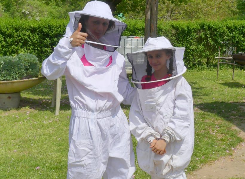 atelier Ocelles autour des ruches, participantes en vareuse